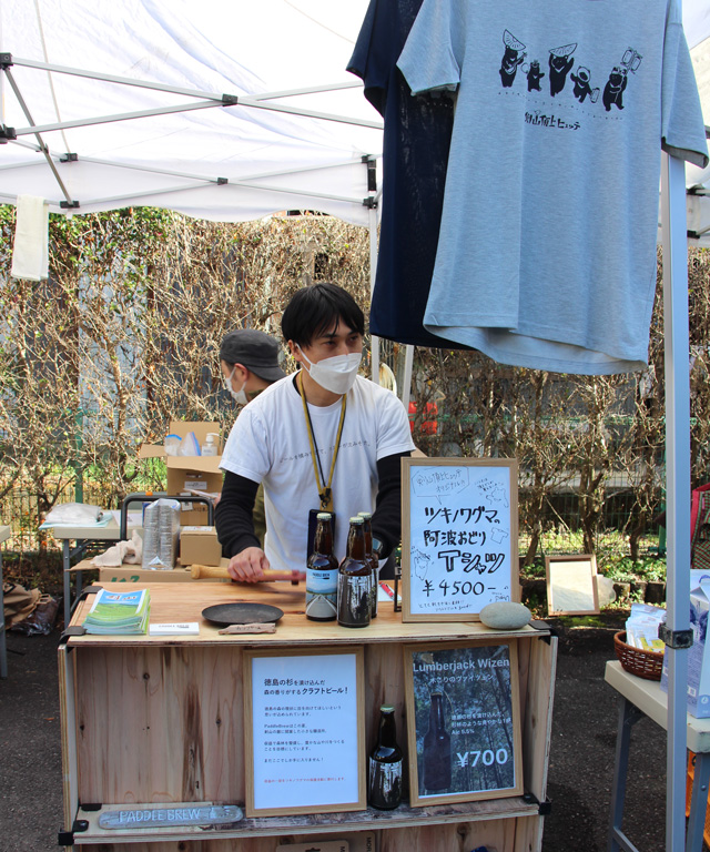 クラフトビールとTシャツの写真