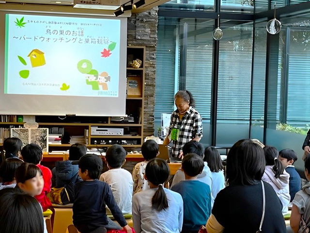 講師の説明を聞く子どもの画像