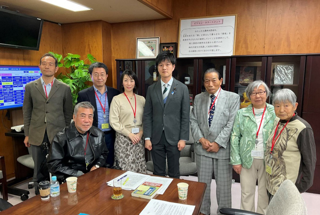 大臣と関係者の画像