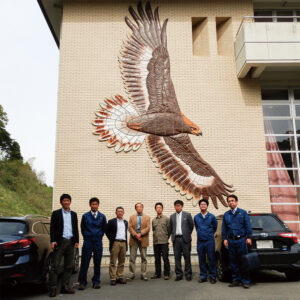 旧志津川中学校のイヌワシの壁画とプロジェクトメンバーの画像