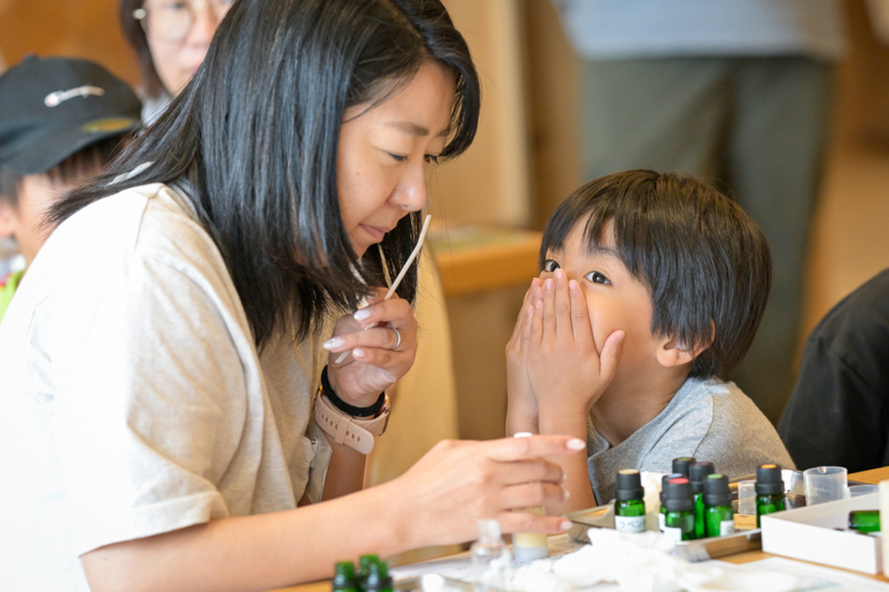 アロマオイル作りをする親子の写真