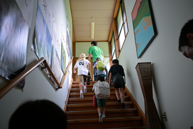 階段をのぼる子どもたちの写真