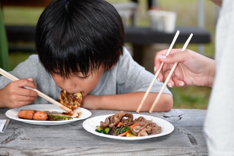 食事をする子どもの写真