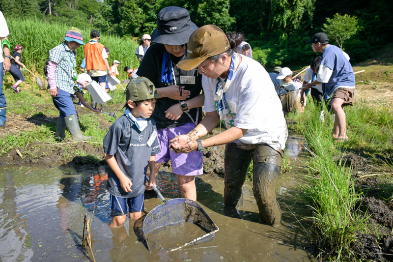 泥だらけになって遊ぶ親子の写真