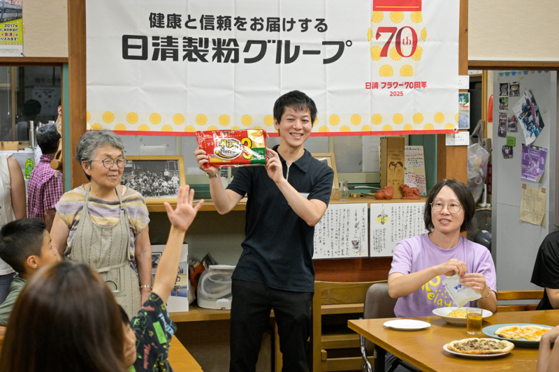 日清製粉の商品を紹介する様子