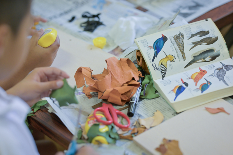 鹿革で工作をする様子