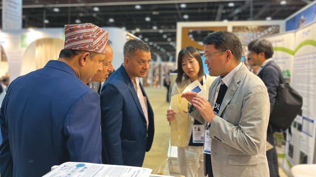 ブースで説明する様子