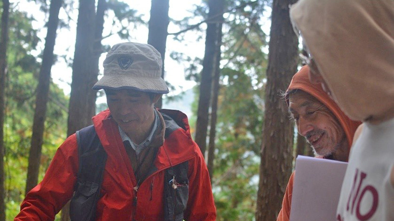 調査する参加者の画像