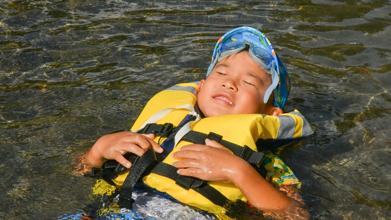 仰向けになる練習をする子どもの画像