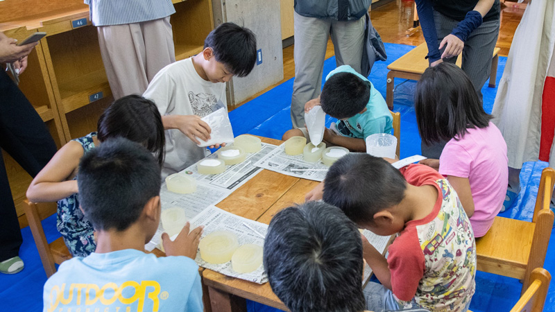 化石づくりをする子どもたちの画像