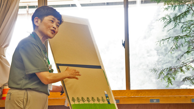 紙芝居をする自然観察指導員さんの画像