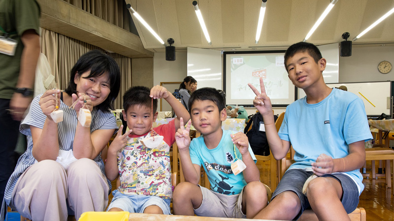 檜のストラップづくりをする子どもの画像