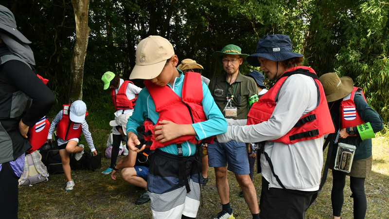 ライフジャケットを着る子どもの画像