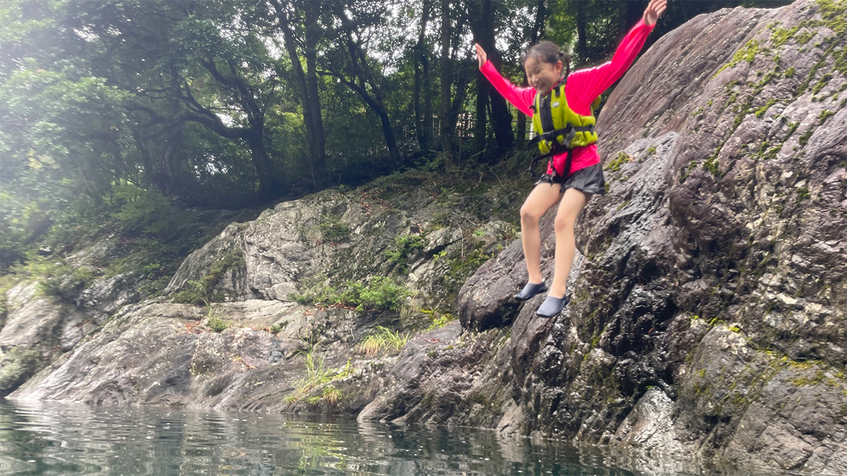 川に飛び込む子どもの写真