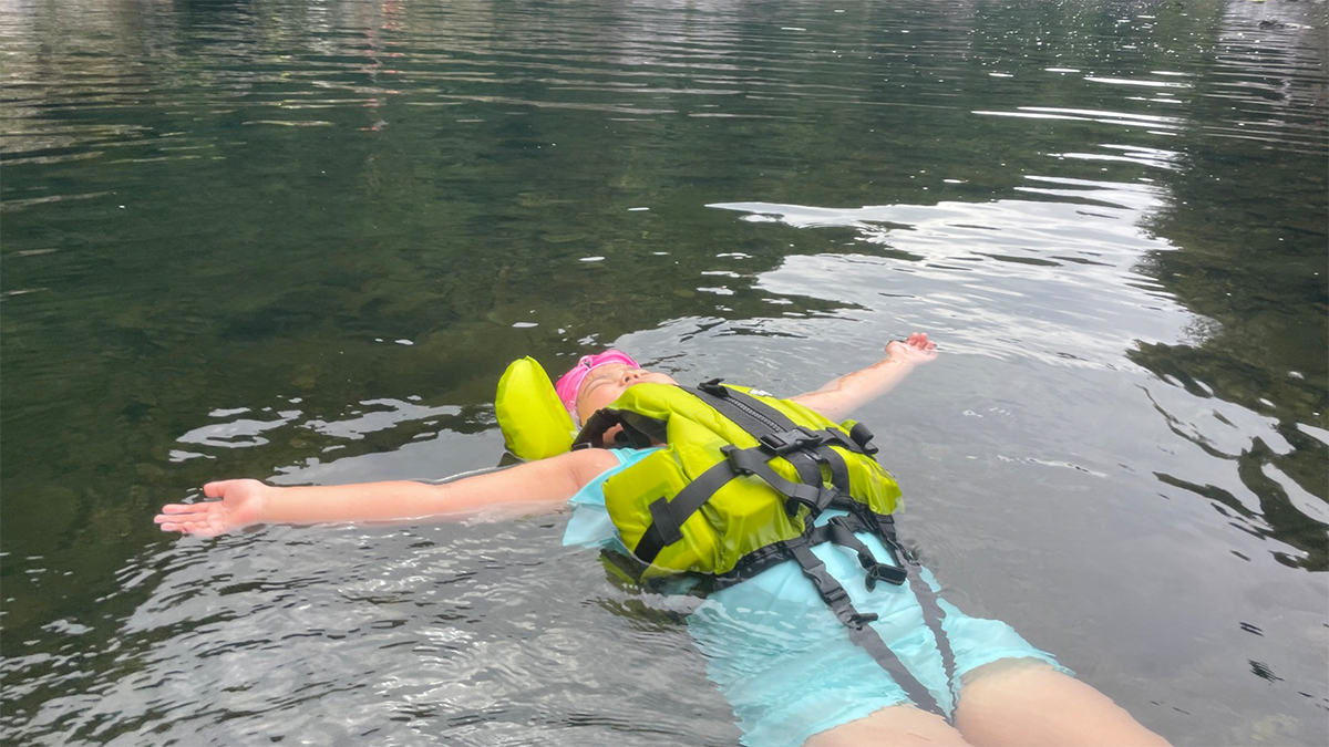 川に浮いている子どもの写真