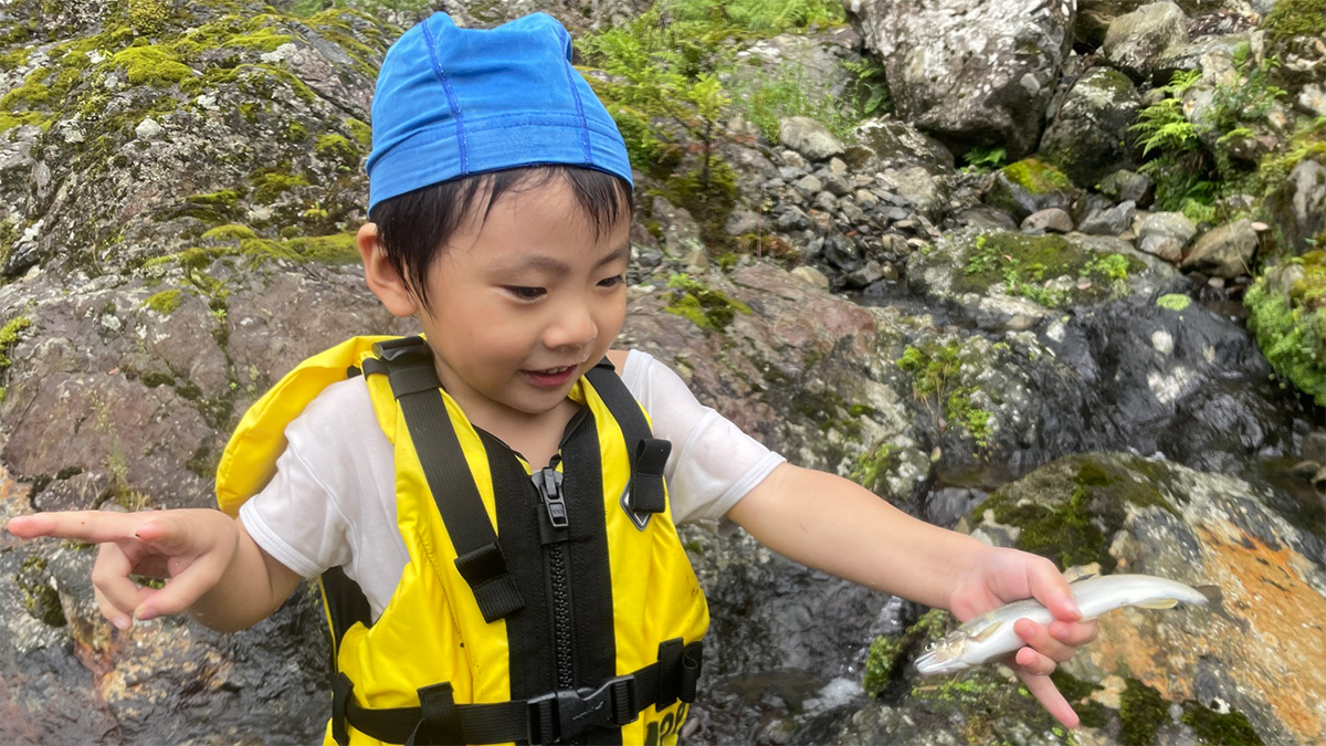 アユをつかむ子どもの写真