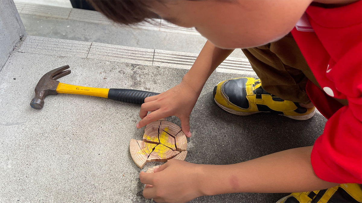 パズルを作る子どもの写真