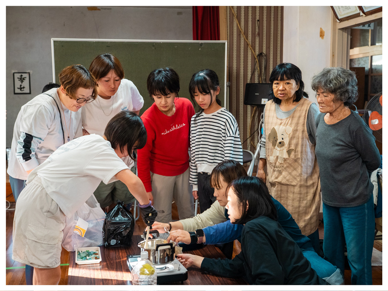 塩づくりを体験をする参加者の画像