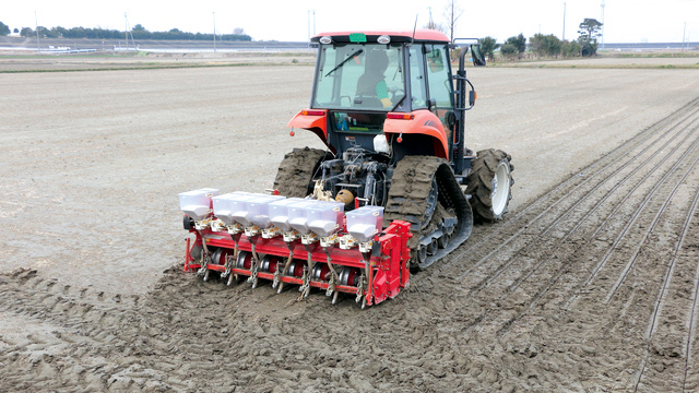 重機による播種の様子