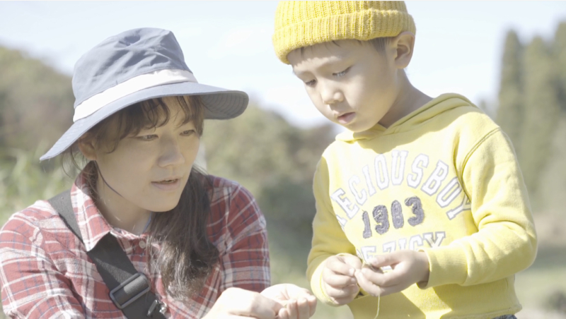 子どもと小林今日子さんの写真