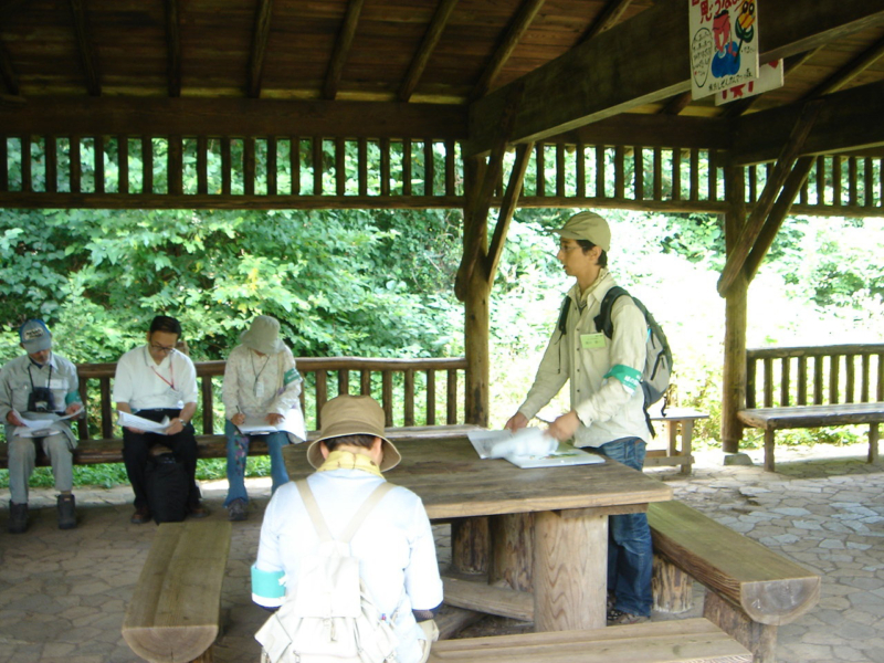 あずまやで説明をする高川さんの写真