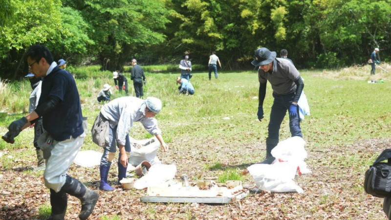 ゴミ拾いをする参加者の画像